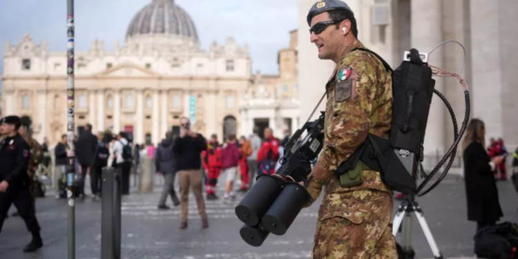 Armët e pazakonta në Vatikan, ja si po i rrëzojnë dronët ushtarët italianë