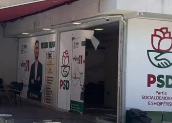 Çfarë ndodhi te zyra e PSD? Pas sherrit në rrugë, babë e bir të armatosur ‘bastisin’ zonën