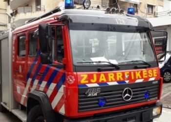 Zjarri në një pallat në Astir, policia jep detaje: Flakët përfshinë transformatorin, nuk ka të lënduar