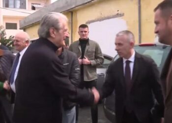 FOTOLAJM / Berisha krah ish-prokurorit të shkarkuar për lidhjet me krimin! Dikur i bënë atentat, sot garon për PD