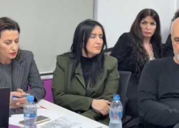 “Dhe nata vazhdon, celulë m’celulë…”, Rama takim në Laprakë, batutë me të rinjtë: Tët ëmë dhe tët atë i njoh që kur ishin të dashuruar…