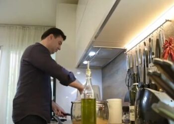 “Ku i ke shokët?”/ Basha nuk “harron” Ramën edhe në kuzhinë duke gatuar jufka: Ja arsyet pse s’do ishim shokë