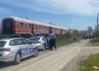 Aksident tragjik në Kosovë, treni përplaset me makinën, ka të vdekur
