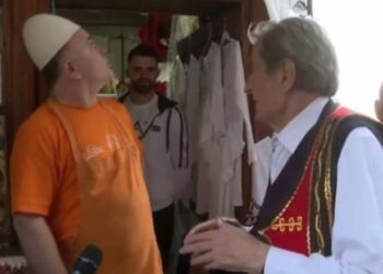 Video-lajm/ Momenti pikant, Berisha flet për ‘tavanin’, reagimi epik i tregtarit krutan