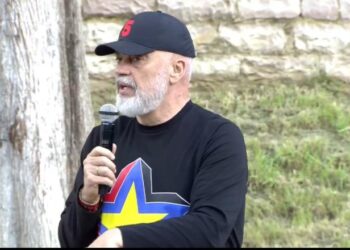 Rama takim me gratë dhe vajzat në Gjirokastër: Nuk ishte imagjinuar që një bionde suedeze të bënte xhiro në Tepelenë