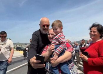 “Të vdes unë për ty… Do mbetesh në histori!”, Rama inspekton Urën e Bilçës në Berat, batuta me banorët: Të gjashtë fëmijët përnjëherë i bëre ti?!
