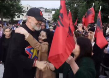 “Voto 5!”/ Rama vijon fushatën në Berat, takim me gratë dhe vajzat