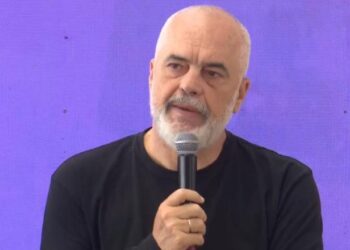Qytetarja parashtroi një problematikë për fëmijët me aftësi të kufizuara, Rama i ‘tërheq’ veshin Llatjas : Mos më shkel syrin