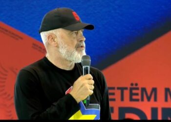 Rama batuta me të riun në Tiranë: Mos i rri asaj mbi qafë se ka ardhur për mua, jo për ty