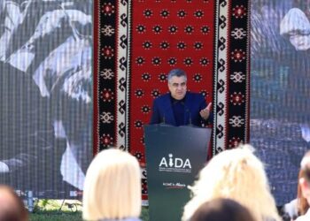 “Xhubleta dëshmi e gjallë e historisë”/ Ministri Gonxhja takim me artizanët, thirrje bizneseve: Të mbështesim dorën shqiptare!