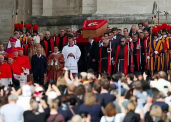 Trupi i Papa Françeskut vendoset në Bazilikën e Shën Pjetrit për nderimet publike