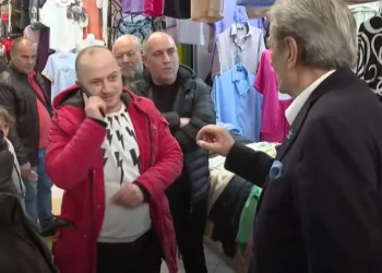 “Jam me Salën”/ Qytetari i përgjigjet telefonatës gjatë takimit, Berisha: Përshëndete! Do ju ulim çmimin e energjisë dhe ujit…