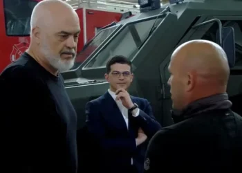 ‘Kam parë shumë si puna jote! Vëri emër…’ Rama debate me qytetarin që tha se dha lekë për legalizimin