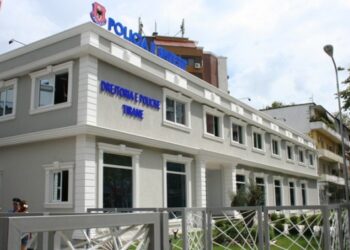 Gjendet një fëmijë në bulevardin “Dëshmorët e Kombit”, policia kërkon ndihmën e qytetarëve për të gjetur prindërit