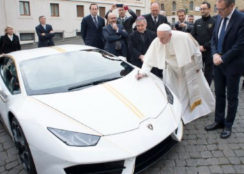 Nga Lamborghini, te Fiat 500L e G Class-i elektrik – Papa Françesku dhe makinat e tij