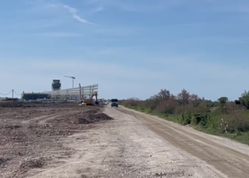 Punëtori ra nga lartësia në aeroportin e Vlorës, policia arreston administratorin