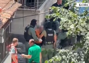 Panikosi lagjen duke qëlluar me kallash nga ballkoni një vit më parë, ndërron jetë i moshuari në Korçë! U gjet i pajetë në shtëpinë ku jetonte i vetëm