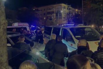 VIDEO / Dy vajza rrihen për parkingun në Durrës, policia dhe ambulanca në vendngjarje