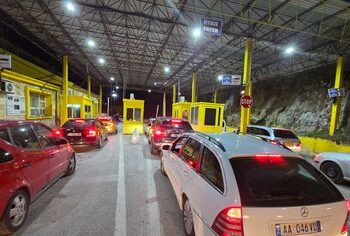 Festa e Pashkës sjell fluks në Kapshticë, mbi 10.000 emigrantë hynë nga Greqia në 48 orë