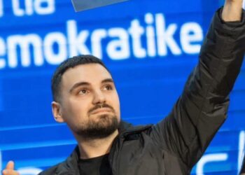 “Votoni Metën”, Kryemadhi tregon mbështetjen për kreun e PL dhe publikon foton e të birit: Je burrëruar!