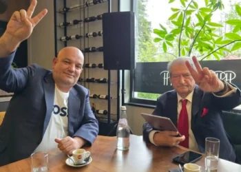 “Do të të vi në shtëpi me 5 trëndafila”/ Më i kërkuari i fushatës? Berisha i vjedh idenë Ramës, takohet me Ilir Vrenozin: Kafe burrash!…