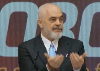 Rama batuta me përfaqësuesit e huaj: Myslimanët i falen 5 herë Allahut, ne i lutemi BE-së më shumë