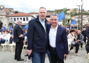 Enno Bozdo i ‘ofron’ Beratit siguri me foton e kryebadigardit të Berishës. Dhe thonë pse nuk fiton PD-ja