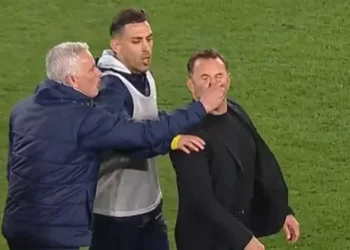 VIDEO/ Mourinho nuk “e kapërdin” eliminimin, kap prej hunde trajnerin e Galatasarayt