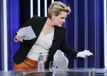 FOTO LAJM/ Monika Kryemadhi dezinfekton karrigen ku ishte ulur Basha në emision