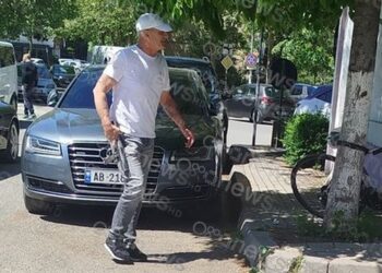 “Ali Demi” shumë pranë përgjakjes/ Autori me “Skorpions” të zi në dorë, momenti kur futet në zyrat elektorale (FOTO)