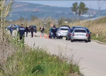 Detaje nga krimi në Fier, 60-vjeçarja u qëllua teksa udhëtonte me motor, shpallen në kërkim babë e bir