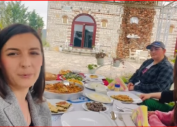 VIDEO/ Zegjineja e Roskovecit fton Gazment Bardhin për drekë: Eja, të pres me shoqet…