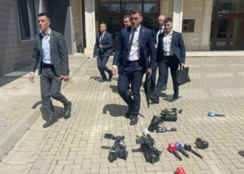 VIDEO / Gazetarët injorojnë Albin Kurtin, hedhin mikrofonët në tokë kur del nga Kuvendi