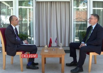 “Non grata” të reja nga Britania e Madhe? Ja si përgjigjet ambasadori britanik në Tiranë