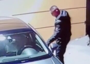 VIDEO / Plagosja e të riut në Tiranë, kamerat e sigurisë fiksuan lëvizjet e autorit
