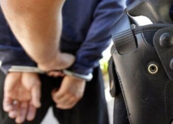 Kërcënonte gruan dhe djalin se do t’i vriste me hanxhar, arrestohet 48-vjeçari