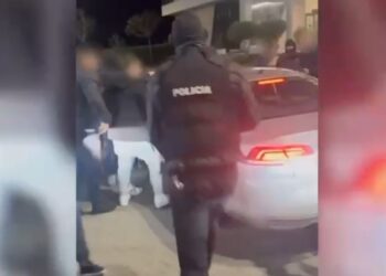 10 mijë euro pistoletat, arrestohen 2 persona nga Kosova, do shisnin armë e municione në Tiranë
