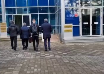 Bardh Spahia mbërrin në GJKKO, largoi nga detyra administratorin e Ujësjellësit