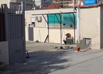 Tritol banesës në Tiranë, burime: Pronari i përfshirë në trafikun e drogës, i vranë vëllanë në vitin 2009
