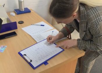 Shqiptarët preferojnë “shtetin”, pak ngarkesë dhe pa orare në publik, punojnë edhe në privat