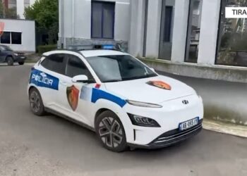 “Xhama të thyer dhe dy fishekë…”, sherr në zyrën elektorale të Tom Doshit, reagon Policia e Tiranës