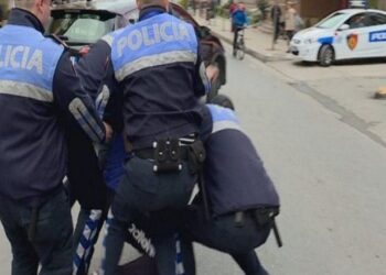 U rrahën me policët dhe iu dëmtuan makinën, arrestohen 3 vëllezërit në Dibër