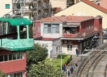 Aksident i rëndë në Napoli/ Shkëputet e kablloja e teleferikut, kabina përfundon në humnerë; disa të vdekur