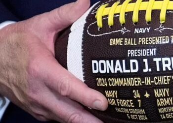 FOTO/ Trump shqetëson mbështetësit, shfaqet sërish me dorë të mavijosur. Çfarë po ndodh me presidentin amerikan?