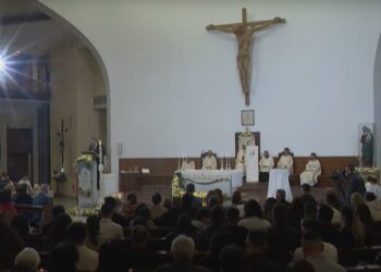 Kremtohen Pashkët, besimtarët katolikë dhe ortodoksë i drejtohen kishave të vendit