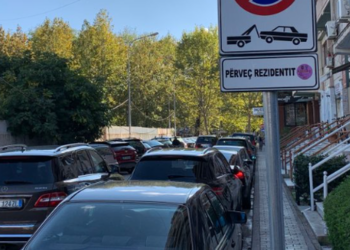 Letra “Parko diku tjetër” në xhamin e makinës, 33-vjeçarja alarmon Policinë e Tiranës