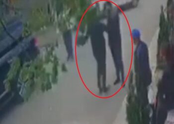 Publikohen pamjet/ Punonjësi i Bashkisë së Bulqizës po fliste në celular, nipi i Xhelal Mziut shkon dhe e godet pa arsye