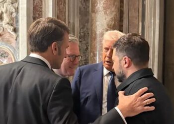 “S’duhet të jesh këtu”, eksperti lexon buzët e Trump dhe Macron nga dialogu në Bazilikën e Shën Pjetrit