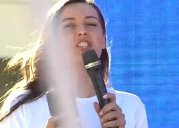 “Gazi i Zegjinesë ëëë?”/ Kandidatja e PS “nuk i ndahet” Bardhit: Më sheh nga TV?! Rama shpërthen në të qeshura