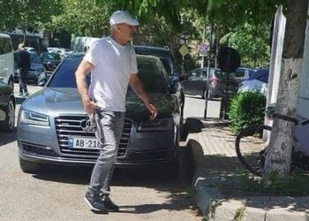 Me kallashnikov në dorë tek “Ali Demi”, momenti kur Arjan Telhallari shkon drejt zyrave të Tom Doshit